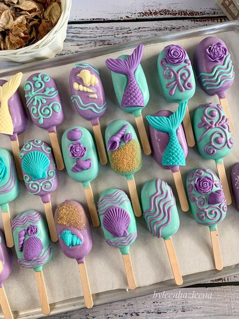 Cake Popsicles Ideas, Cakesicles Ideas, Mermaid Cake Pops, Popsicles Cake, Cake Popsicles, 4de Verjaardag, Red Birthday Cakes, Little Mermaid Cakes, Mermaid Birthday Party Decorations