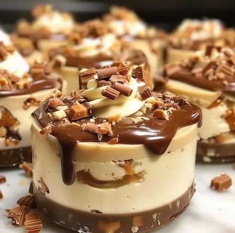 No Bake Turtle Mini Cheesecakes – Naomi's Recipes Turtle Cheesecake Recipes, Easy Summer Dessert Recipes, Easy Summer Dessert, Turtle Cheesecake, Mini Cheesecake Recipes, 2024 Recipes, Cheesecake Desserts, Summer Dessert Recipes, Cheesecake Bites