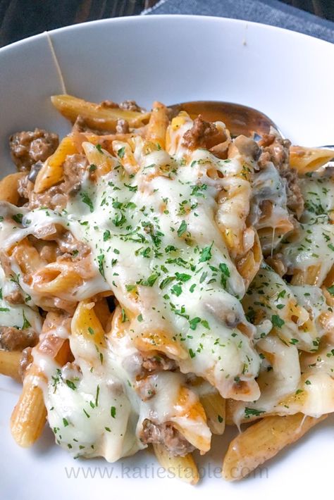 A mushroom and beef pasta dish that captures the flavor of a delicious burger. Hamburger And Mushroom Recipes, Mushroom Cheeseburger, Ground Beef And Mushrooms, Burger Pasta, Spring Dinners, Beef Macaroni, Macaroni Casserole, Cream Cheese Pasta, Cheeseburger Pasta