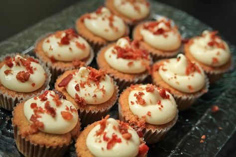 How to Make Bacon Beer Cupcakes Beer Cupcakes, Breakfast Cupcakes, Make Bacon, Beer Bacon, Homemade Beer, Cooking With Beer, How To Make Bacon, Beer Cake, Cupcake Flavors