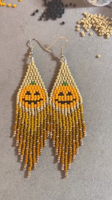 Taourenche Beads on Instagram: "Do y’all like pumpkins?🎃 It’s been so long since I posted a reels, so here ya go🫢 . . . . . . . #halloweenearrings #pumpkinpatch #pumpkincarving #pumpkins #pumpkinearrings #beadedpumpkins #beadedearrings #nativemade #indigenousmade #madewithlove #halloweencraft #halloweenjewelry #reels #halloweenreels #halloweenready #beadedjewelry #beadsjewelry" Fall Beaded Jewelry Diy, Halloween Beaded Earrings Patterns Free, Pumpkin Beaded Earrings, Beaded Fall Earrings, Halloween Seed Bead Earrings, Fall Beaded Earrings, Beaded Pumpkin Earrings, Beaded Halloween Earrings, Halloween Beaded Earrings