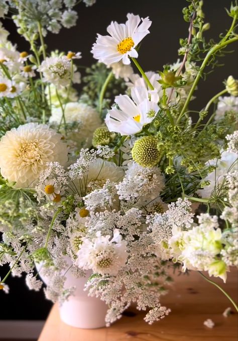 Cosmos Flowers Wedding, Cosmos Wedding Flowers, Cosmos Bouquet, Weddings 2025, Wildflower Wedding Theme, Cottagecore Wedding, T Swift, Peony Arrangement, Cosmos Flowers