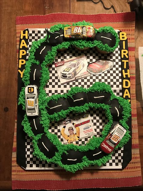 Racecar Cupcakes Cake, Race Cupcakes, Cars Theme Cake, Cars Cupcakes, Race Car Cakes, Pull Apart Cupcake Cake, Pull Apart Cake, Cars Cake, Super Mario Birthday Party