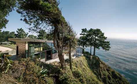 Fall House : anchored in the imposing beauty of the Californian coast Big Sur House, Glass House Architecture, Fall House, Steel Framing, Cliff House, Ocean Design, California Landscape, Sunny California, Design Exterior