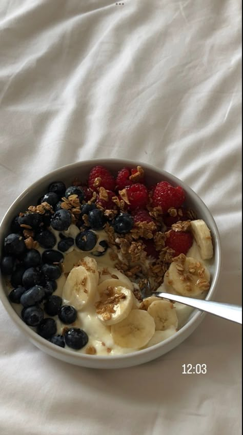 Aesthetic Breakfast Ideas Healthy, Breakfast Athestic, Breakfast Food Aethstetic, Healthy Eating Asethic, Oat Aesthetics, Healthy Aethstetic, Breakfast Inspo Aesthetic, Oats Breakfast Aesthetic, Eating Breakfast Aesthetic