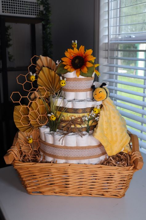 Bee Baby Shower Centerpieces, Diy Diaper Cake, Honey Bee Baby Shower, Diaper Cake Centerpieces, Sunflower Baby Showers, Bee Baby Shower Theme, Bumble Bee Baby Shower, Baby Shower Vintage, Baby Shower Diaper Cake