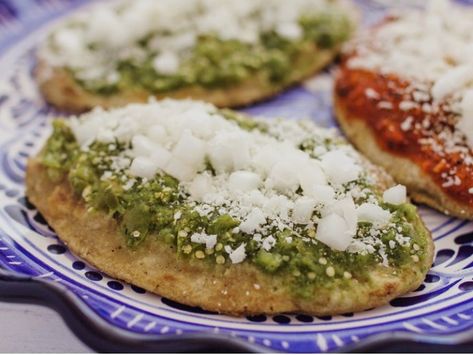 Deliciosos tlacoyos de frijol caseros para la cena, ¡solo 20 minutos! Mexican Comfort Food, Real Mexican Food, How To Cook Corn, Mexican Street Food, Oaxaca City, Cooking Courses, Tex Mex Recipes, Mexican Food Recipes Authentic, Bar Grill