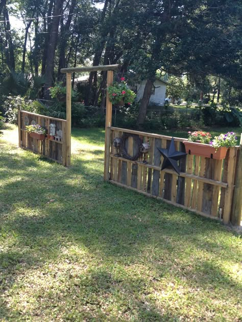 Old Wood Fence Ideas, Pallet Board Fence Diy, Pallet Fence Around Pool, Pallet Farm Projects, Pallet Fence Diy Dogs, Backyard Garden Aesthetic, Pallet Picket Fence, Diy Garden Fencing, Pallet Garden Fence