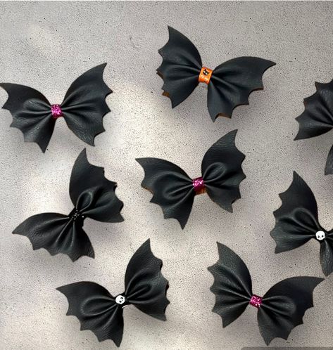 Halloween bat bows made to add to your wreath. Attach these cute vegan bows to your ribbon bundles or any wreath by pinching the alligator clip on the area you want.  Wear them as cute bows in your hair or attach them to your favorite spooky garland.  Mine are featured on  my Halloween ribbon bundle.  My pattern is from another seller on Etsy and is the cutest thing you will see.  I can also make them in a larger size or with other various center ribbons. Halloween Ribbon Ideas, Halloween Bows Diy, Sew A Bow, Spooky Garland, Halloween Band, Halloween Bow Tie, Bat Bow, Coffee Filter Wreath, Wreath Bows