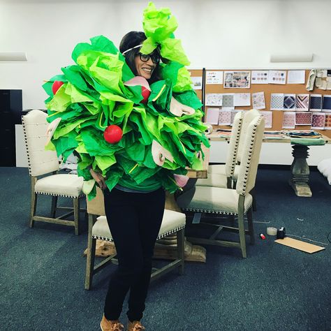 Salad Halloween Costume DIY Sungoddess Costume, Salad Costume, Salad Costume Diy, Julius Ceaser Costume, Living Statue Costume Diy, Vine Meme Costume, Celebrity Costumes, Black Halloween Dress, Halloween 2019