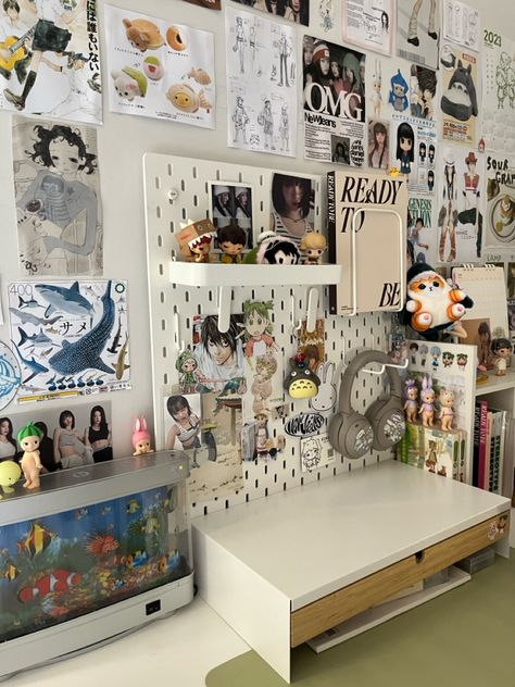 Pegboard Desk Ideas, Cute Peg Board Ideas, Desk Decorations Aesthetic, Desk Inspo Aesthetic Bedroom, Desk Inspiration Bedroom, Aesthetic Bedroom Desk, One Piece Room Decor, Anime Desk Setup, Art Desk Setup