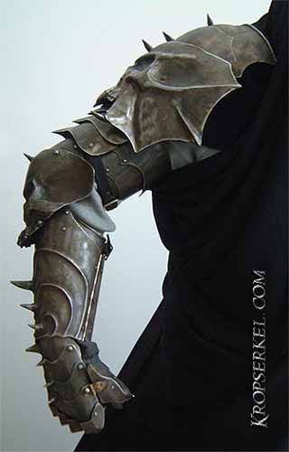 Another spiked glove, elbow and shoulder guard. Pieces and how the collide with each other are good reference. Spiked Armor, Shoulder Guard, Armor Design, Costume Armour, Armor Clothing, Armadura Medieval, Leather Armor, Knight Armor, Arm Armor