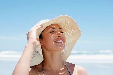 How to Protect Your Scalp & Head From a Sunburn | Most Wanted https://goo.gl/F7tVnt #4UMedClinic www.4UMedClinic.com Summer Skin Care Tips, Red Hair Freckles, Sun Block, Photo Summer, Skin Spots, Tanning Bed, Eyes Problems, Summer Skincare, Summer Skin