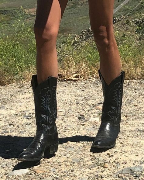 Alt Cowgirl, Well Aesthetic, Cowboy Boots Aesthetic, Hippy 70s, Traje Cowgirl, Gothic Western, Cowgirl Boots Outfit, Black Cowgirl, Moda Country