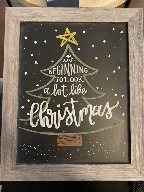 Chalk Board Christmas, December Chalkboard Calendar Ideas, Christmas Whiteboard Art, Chalkboard Art Winter, Blackboard Christmas Ideas, Easy Christmas Chalkboard Art, Winter Chalkboard Art Ideas, Holiday Chalkboard Ideas, Cute Christmas Chalkboard Ideas