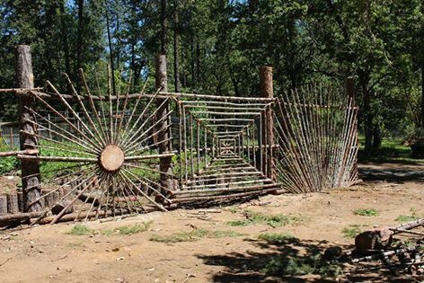 Permaculture Homestead, Rustic Garden Fence, Short Fence, Rustic Fence, Natural Fence, Patio Furniture Ideas, Samos, Backyard Fences, Vegetable Garden Design