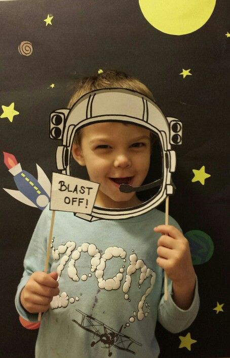 Space Photobooth, Solar Photoshoot, Teaching Safety, Space Costumes, Diy Rocket, Photo Props Diy, Preschool Decor, Space Theme Party, Library Events