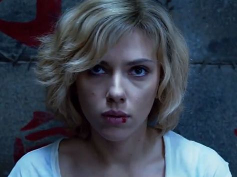 Love Scarlet Johansson's hair in "Lucy" Lucy Scarlett Johansson, Scarlett Johansson Lucy, Lucy 2014, Lucy Movie, Shortish Hair, Luc Besson, Good Movies On Netflix, Morgan Freeman, Superhero Movies