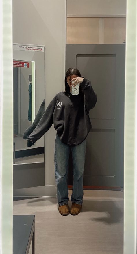 Crew Neck Sweatshirt Flare Jeans, Outfit Inspo Mirror Selfie, School Mirror Pics Aesthetic, Dark Gray Zip Up Hoodie Outfit, Outfit Inspo Sweatshirt, Dark Gray Sweatshirt Outfit, Dark Grey Zip Up Hoodie Outfit, Baggy Jeans And Uggs Outfit, Dark Grey Crewneck Outfit