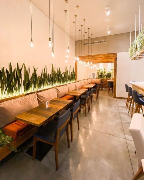 Restaurant Interior Design Booths, Small Dining Restaurant Design, Bench Seating Restaurant Ideas, Restaurant Wall Design Ideas Modern, Restaurant Decorations Ideas, Cafe Wall Design Ideas Interiors, Small Restaurant Interior Design Modern, Ideas Para Restaurantes Decoracion, Trendy Restaurant Design