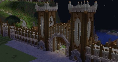 Minecraft Kingdom Wall Designs, Kingdom Walls Minecraft, Minecraft Castle Walls Towers, Medival Gate Minecraft, Walls In Minecraft, Minecraft Building Ideas Fantasy Castle, Minecraft Inside Castle Ideas, Minecraft Medieval Castle Walls, Medieval Walls Minecraft