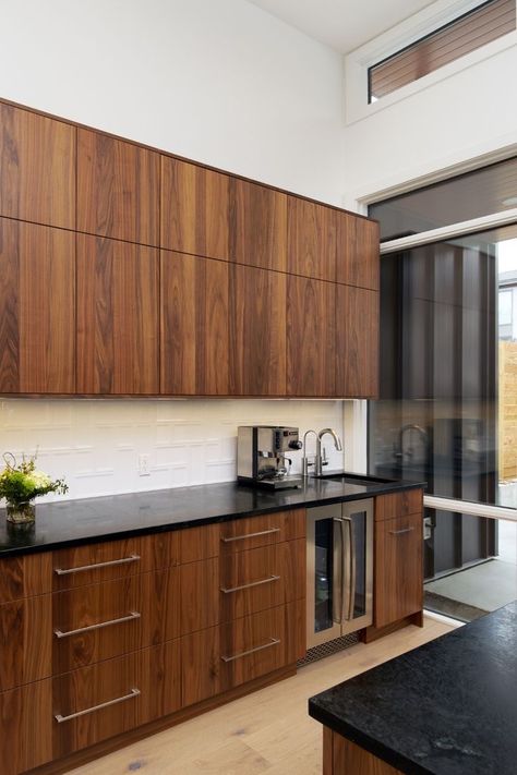 Modern Walnut Kitchen, Walnut Wood Kitchen, Walnut Kitchen Cabinets, Black Kitchen Countertops, Modern Wood Kitchen, Kitchen Slab, Kitchen Cabinets Doors, Wooden Kitchen Cabinets, Brown Kitchen Cabinets