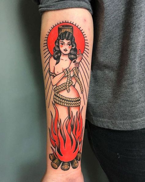 Tattoo Snob no Instagram: “Burn at the Stake tattoo by @isasantanatattoo at @nolandtattooparlour in Valencia, Spain #isasantanatattoo #nolandtattooparlour #valencia…” Stake Tattoo, Burn At The Stake, Devil Tattoo, Witch Tattoo, D Tattoo, Spooky Tattoos, Pin Up Tattoos, Traditional Tattoo Art, Tattoo Style Drawings