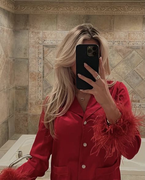 Alix Earle, Monochromatic Outfit, Mirror Selfie Poses, Christmas Lovers, Mirror Pic, Winter Girls, Star Girl, Selfie Poses, East Side