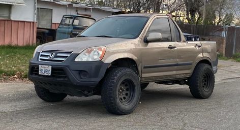 What do you do with a damaged second-gen Honda CR-V? Well, a pickup conversion is one option. Honda Crv Awd, Honda Crv 4x4, Truck Bumpers, Lifted Cars, Car Mods, Ferrari Car, Car Projects, Mini Trucks, Automotive News