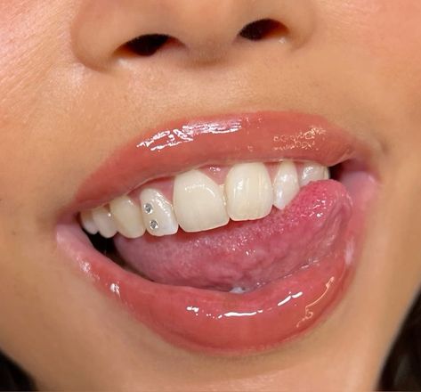 Tooth Gem Crooked Teeth, Small Tooth Gem, Tooth Gems Simple, Simple Tooth Gems, Tooth Gems Aesthetic, Teeth Gems, Pretty Teeth, Tooth Jewelry, ماثيو ماكونهي