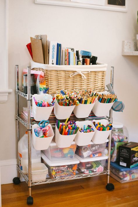 Kids art cart - simple and affordable solution for home learning #kidsorganization #organizedmom #organizedhome Preschool Art Cart, Arts And Crafts Playroom, Kids Art Supply Storage, Kids Art Cart, Art Cart Organization, Art Cart Organization For Kids, Kids Art Supply Organization, Kids Art Storage, Art Supplies Storage