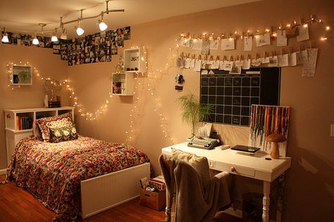 College Dorm Teen Rooms, String Lights In The Bedroom, Colour Themes, Hippy Room, Tumblr Rooms, Casa Vintage, Boho Bedroom Decor