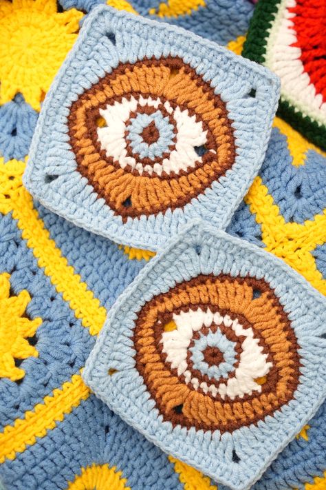 Crochet Evil Eye Granny Square Pattern Free (PDF + Beginner Tutorial) Crochet Evil Eye Granny Square, Evil Eye Granny Square Pattern, Grandma Square Crochet Pattern, Dnd Crochet Patterns, Evil Eye Granny Square, Eye Granny Square, Crochet Evil Eye, Traditional Granny Square, Granny Square Pattern Free