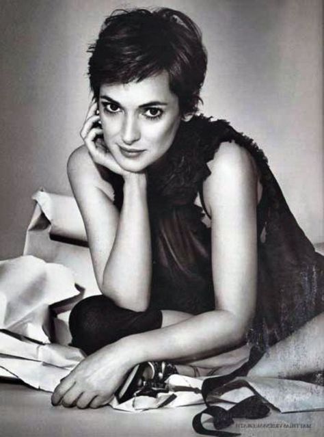 Pixie with short bangs Celebrity Pixie Cut, Pixie Crop, Thick Hair Cuts, Short Bangs, Sassy Hair, Winona Ryder, Cute Hairstyles For Short Hair, Short Pixie, Pixie Hairstyles