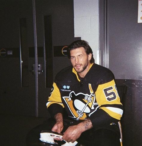 Hockey Images, Friends Aesthetics, Kris Letang, Mafia 2, Hockey Art, Hot Hockey Players, Hockey Boys, Pittsburgh Penguins Hockey, Penguins Hockey