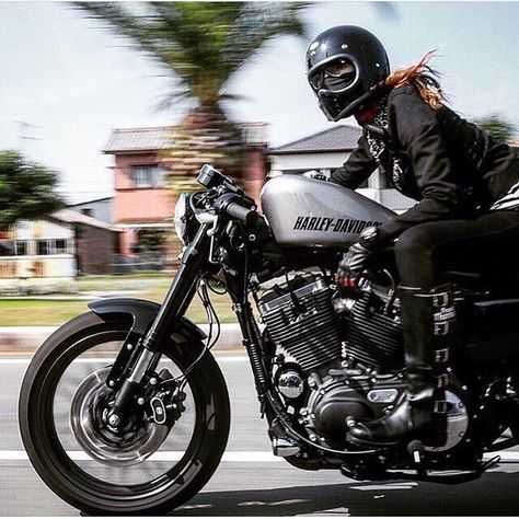 Biker girl - Harley- Davidson Sportster Nine T Bmw, Motorcycle Fashion, Мотоциклы Cafe Racers, Cafe Racer Girl, Biker Aesthetic, Motorbike Girl, Moto Vintage, Scooter Motorcycle, Easy Life