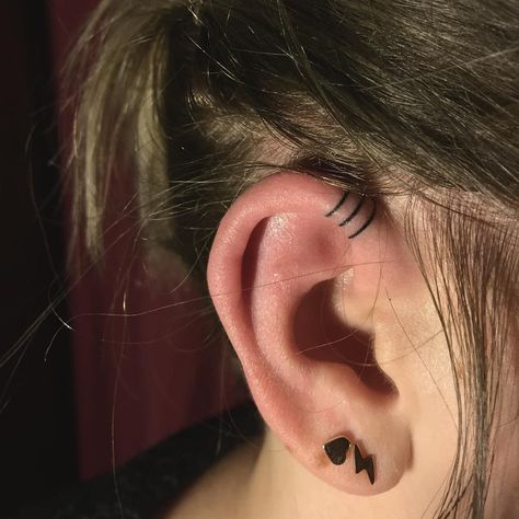 Sleeping in earrings is never a good thing — you can either ruin your jewelry or the skin on your lobes. But remembering to take them on and off — Ear Helix Tattoo, Black Ear Piercings, Tattoo Oreille, Earring Tattoo, Ear Lobe Tattoo, Helix Tattoo, Ears Tattoo, Gothic Jewelry Diy, Ear Lobe Piercings