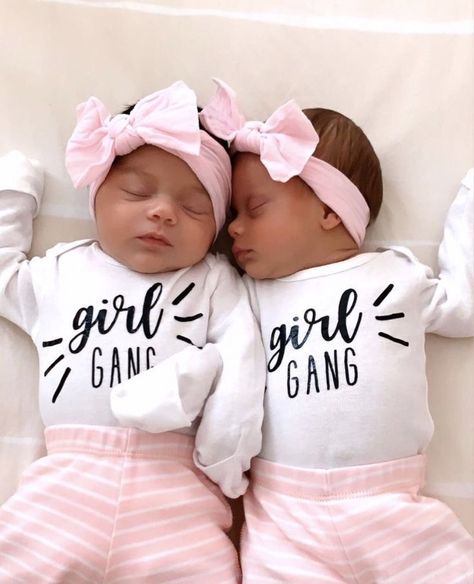 Twin Bond, Twin Baby Boys, Kids Fever, Disney Baby Clothes, Twin Baby Girls, Baby Tumblr, Cute Twins, Baby Swag