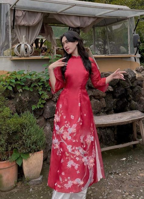 Ao Dai Graduation, Genshin Ocs, Red Ao Dai, Hijab Prom Dress, Ootd Lebaran, Ao Dai Vietnamese, Vietnam Dress, Vietnamese Traditional Dress, Traditional Outfit