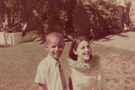 Barack Obama Young, Obama Mother, Obama Sisters, Barak And Michelle Obama, Malia Obama, Street Musician, Summer Playlist, Obama Family, Vietnam Veterans Memorial