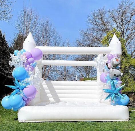 Frozen Bounce House, Epic Aesthetic, Party Balloon Garland, Bounce Castle, Castle Bounce House, White Bounce House, Kids Party Balloons, Frozen Decorations, Frozen Birthday Theme