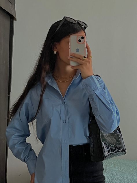 Camisa azul
Pantalón negro 
Lentes Outfit Con Camisa, Oversize Outfit, Creative Outfits, Plus Zise, Stylish Work Outfits, Blue Outfit, Outfits Casuales, Outfits Aesthetic, Travel Style