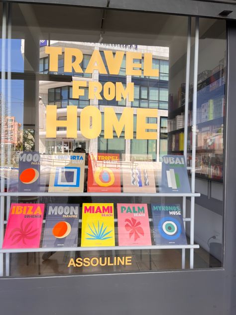 bookstore window display Travel Window Display Ideas, Window Display Aesthetic, Bookstore Windows Display, Window Display Bookstore, Bookstore Window Display Ideas, Modern Retail Display, Book Store Window Display, Colorful Bookstore, Bookstore Mural