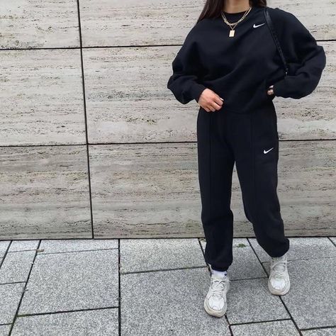 Tracksuit Aesthetic Woman, Black Trackies Outfit, Nike Fitness Outfits Women, Jogging Nike Outfit, Nike Tracksuits Woman, Nike Sweatsuit Outfits Women, Black Nike Sweatpants Outfits, Nike Sweatsuit Outfits, Black Tracksuit Outfit