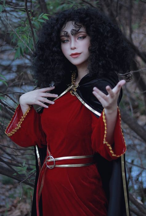 Curly Hair Halloween Costume Ideas, Gothel Costume, Curly Halloween Costume, Mother Gothel, Hallowen Costume, Creative Shot, Her Cut, Halloween 2022, Halloween Inspo