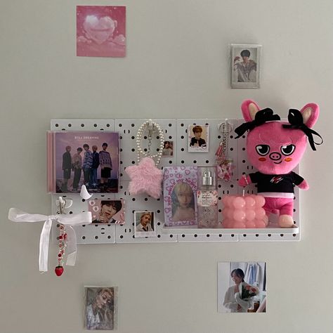 Coquette, kpop, pink, white Aesthetic Pegboard, Dollete Aesthetic, Kpop Shelf, Kpop Coquette, Kpop Deco, 2024 Board, Kpop Room, Desk Goals, Pink Iphone