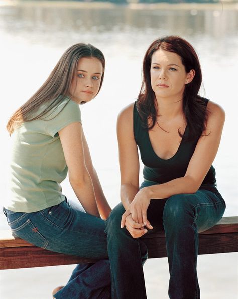 Pin for Later: 30 Fall Style Lessons We Learned From Gilmore Girls Jeans and a Tee Will Always Be in Style Gilmore Girls Fashion, Amy Sherman Palladino, Girls Tv Series, Gilmore Girls Outfits, Alexis Bledel, Lauren Graham, Lorelai Gilmore, Rory Gilmore, Gilmore Girls