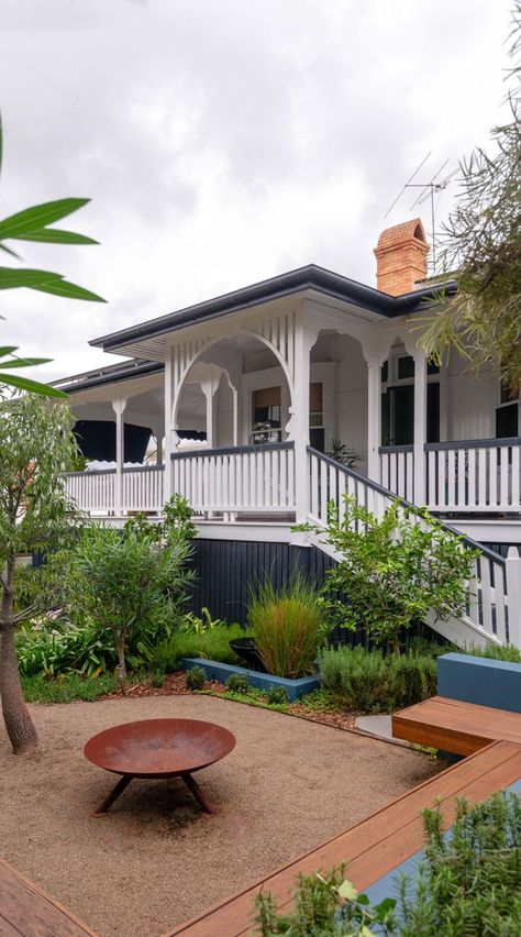 Modern Coastal Home Exterior, Queenslander Homes Interior, Queenslander Homes Exterior, Queenslander Architecture, Modern Queenslander, Coastal Home Exterior, Queenslander Renovation, Renovation Exterior, Queenslander House