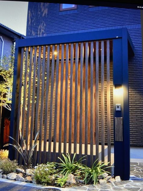 Front Porch Design, Modern House Exterior Design, House Exterior Design, Casa Exterior, Outdoor Gardens Design, Design Exterior, Porch Design, Wooden Slats, Fence Design