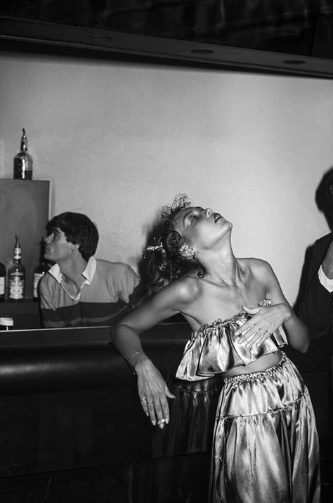 11 rarely seen photos taken from inside the iconic Studio 54 during the 1970s. Studio 54 Fashion, Studio 54 Party, 70s Disco, Studio 54, Salou, Foto Art, Iconic Photos, Disco Party, Kate Moss